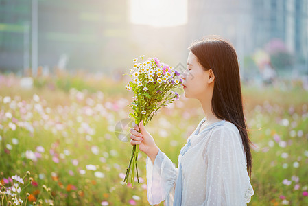 手持鲜花的少女图片