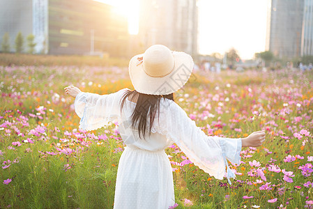 拿花少女花海少女的背影背景