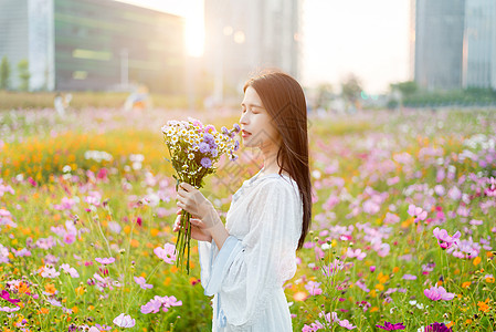 郊外捧花女孩花海少女手拿捧花背景