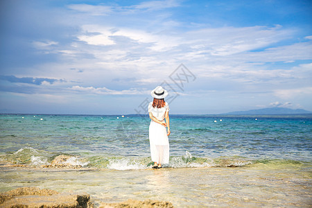 海边少女背影图片