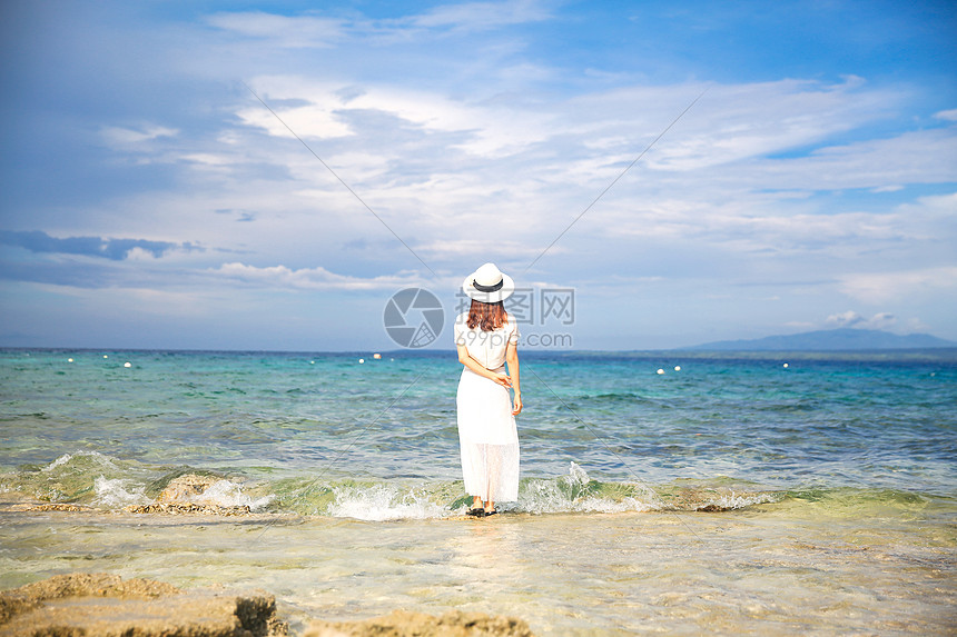 海边少女背影图片