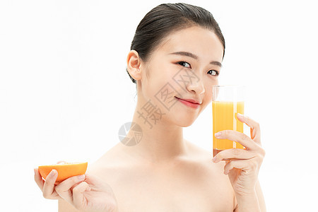 手拿橙汁的甜美女孩图片