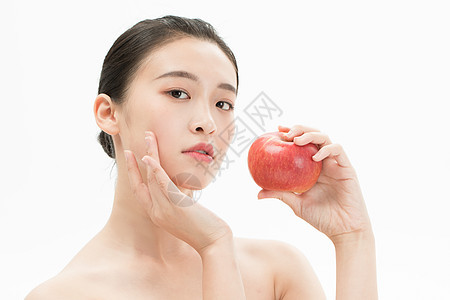 白底裸妆少女手拿苹果背景图片