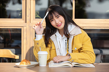 独自坐在咖啡店复习的女大学生图片