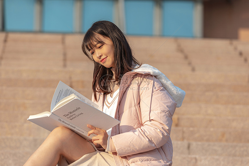 在校园台阶上看书的大学生图片