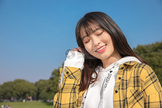 青春洋溢的女大学生 图片