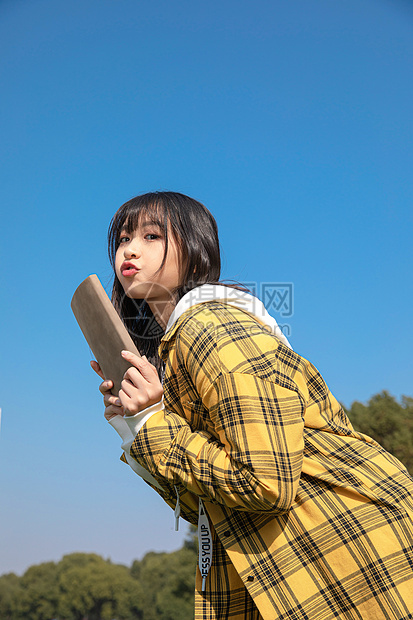 青春洋溢的女大学生 图片