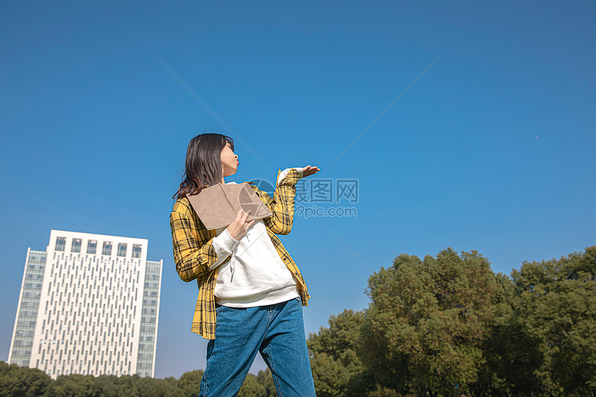 青春洋溢的女大学生 图片