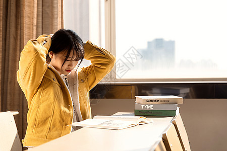 坐在教室学习的女大学生图片