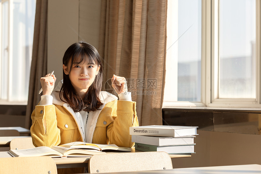 坐在教室学习的女大学生图片