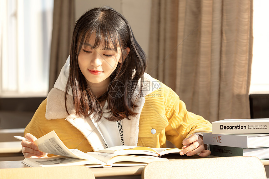 坐在教室写作业的女大学生