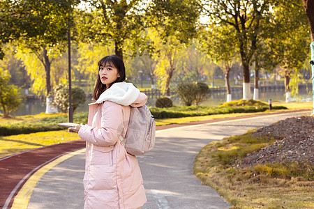 高中女孩冬季校园里的甜美女大学生背景