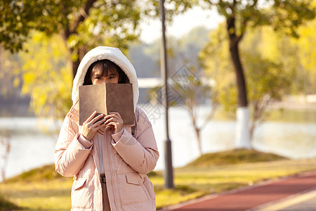 冬季校园里的甜美女大学生高清图片