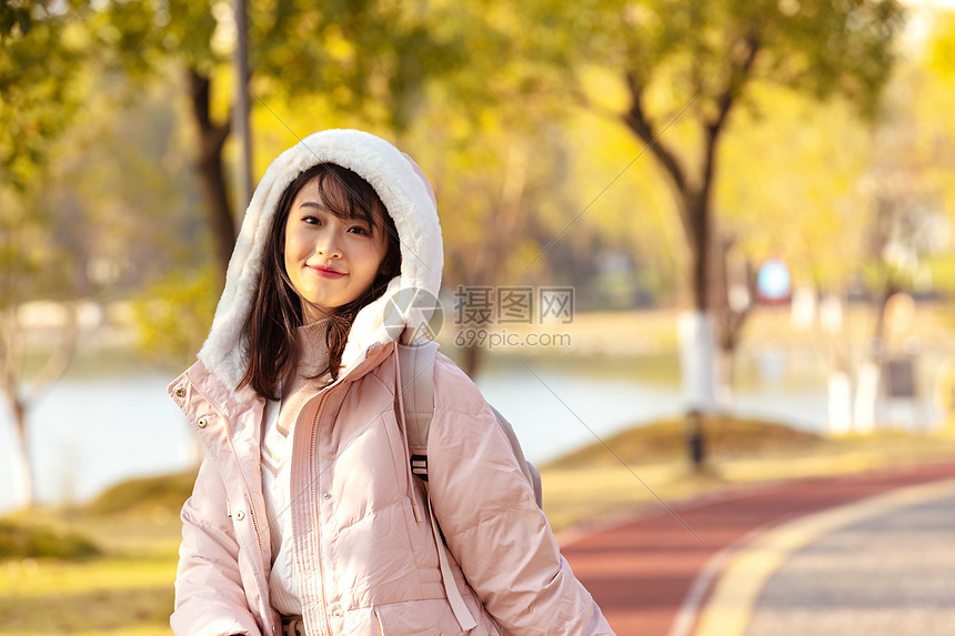 冬季校园里的甜美女大学生图片