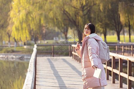 背着书包走在校园里的女孩高清图片