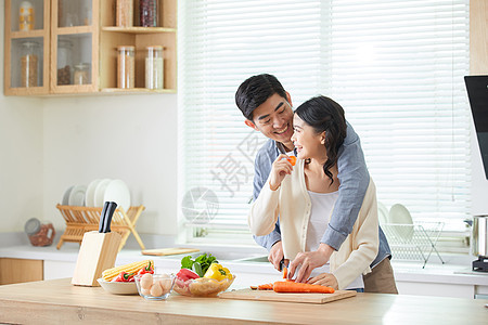 年轻夫妻在厨房一起备菜图片