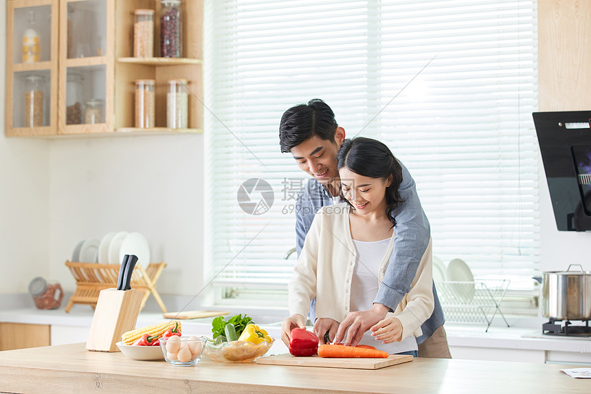 年轻情侣厨房切菜图片