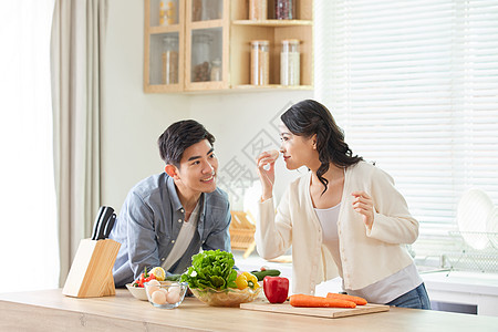 夫妻厨房做饭年轻夫妻在厨房一起备菜背景