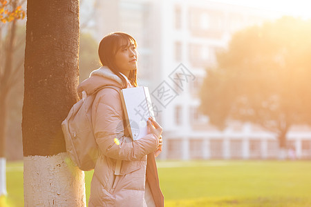 夕阳下的女大学生图片