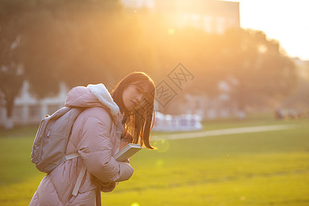 夕阳下的女大学生图片