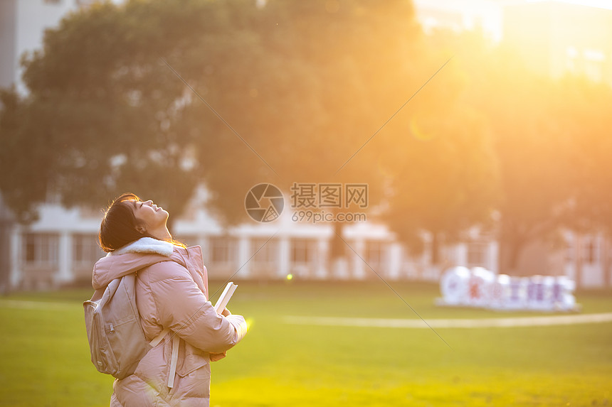 夕阳下的女大学生图片