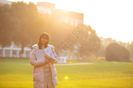 夕阳下的女大学生图片