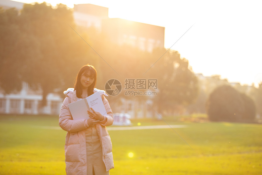 夕阳下的女大学生图片