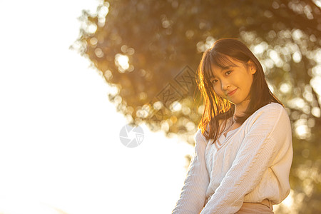 夕阳下的女大学生高清图片