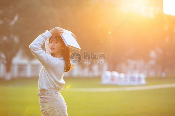 夕阳下的女大学生图片