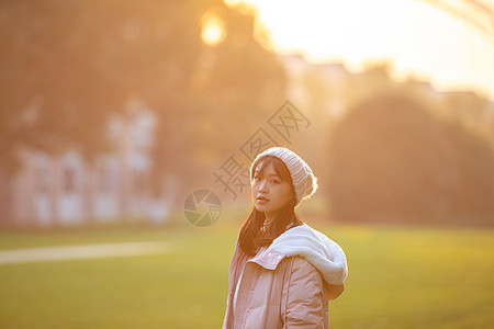 校园女生夕阳下的女大学生背景