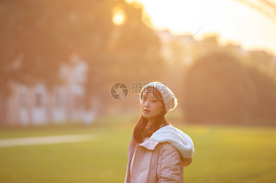 夕阳下的女大学生图片