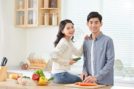 年轻夫妻在厨房甜蜜互动图片