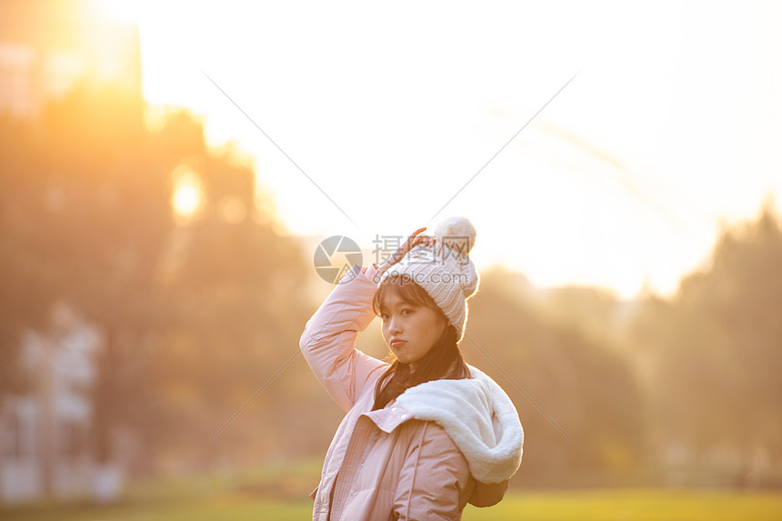 夕阳下的女大学生图片