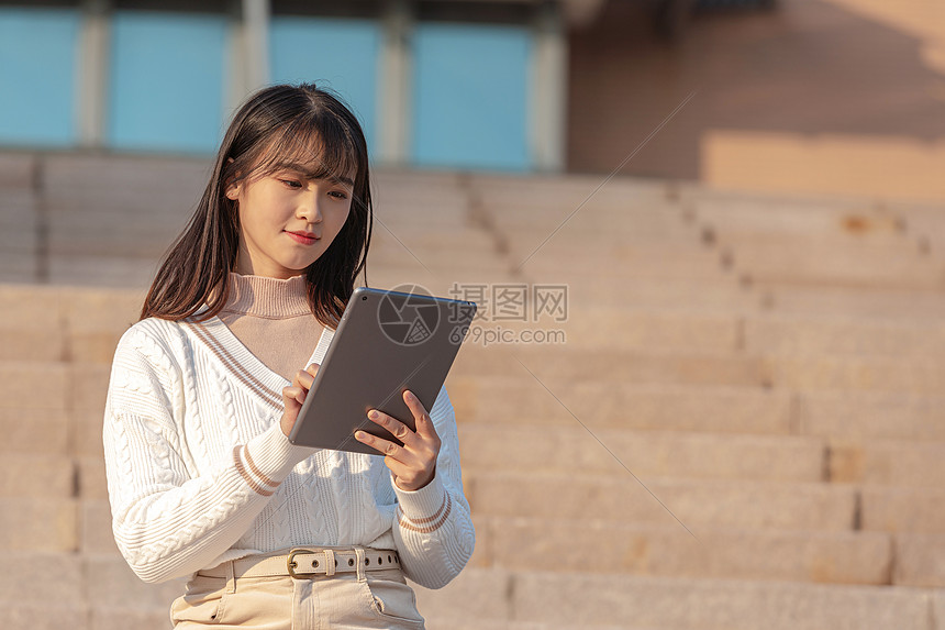 甜美女大学生户外玩平板电脑图片