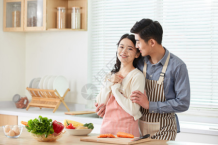 年轻夫妻在厨房一起备菜图片