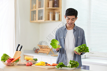 年轻男士在厨房备菜图片