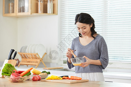 年轻女性在厨房打蛋图片