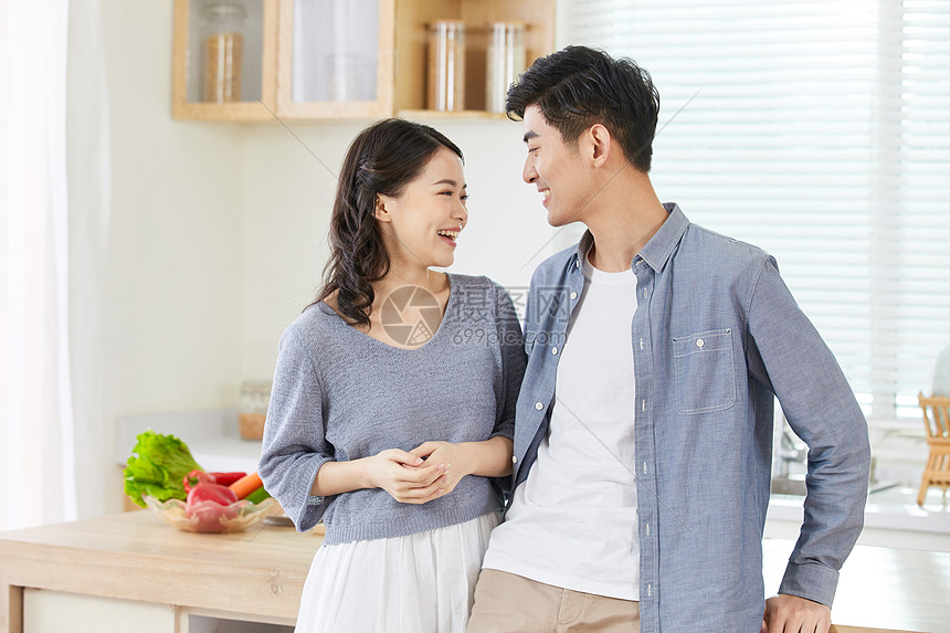 年轻夫妻在厨房聊天