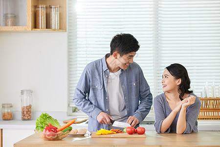 年轻情侣在厨房备菜图片