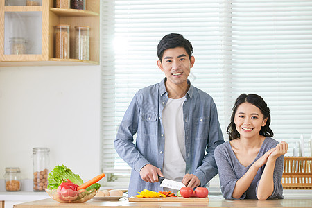 老婆在厨房陪丈夫切菜图片