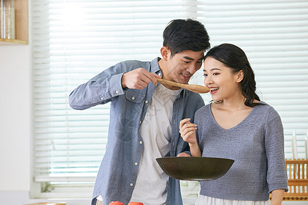 年轻老婆闻丈夫炒菜味道高清图片