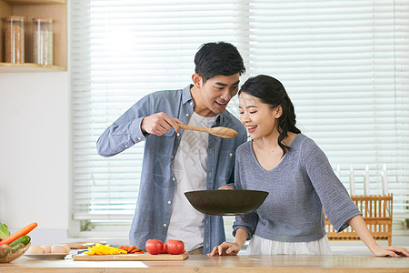 年轻老婆闻丈夫炒菜味道高清图片