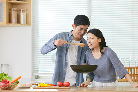 年轻老婆闻丈夫炒菜味道高清图片