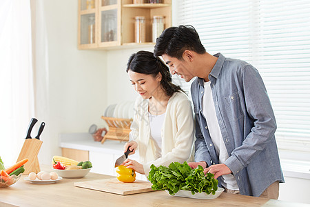 年轻夫妻在厨房一起备菜图片