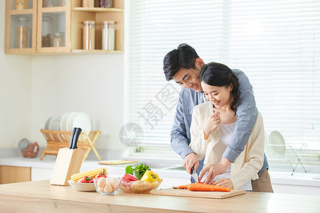 夫妻居家年轻夫妻在厨房一起备菜背景