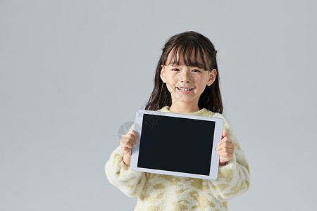 小女孩手拿平板电脑背景