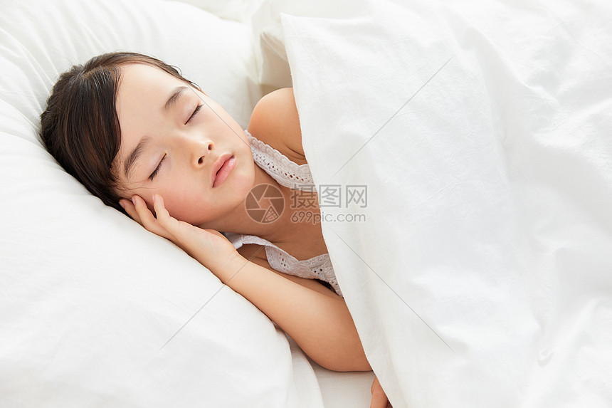 小女孩躺在床上睡觉