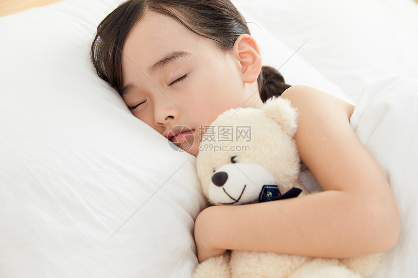 小女孩在床上睡觉