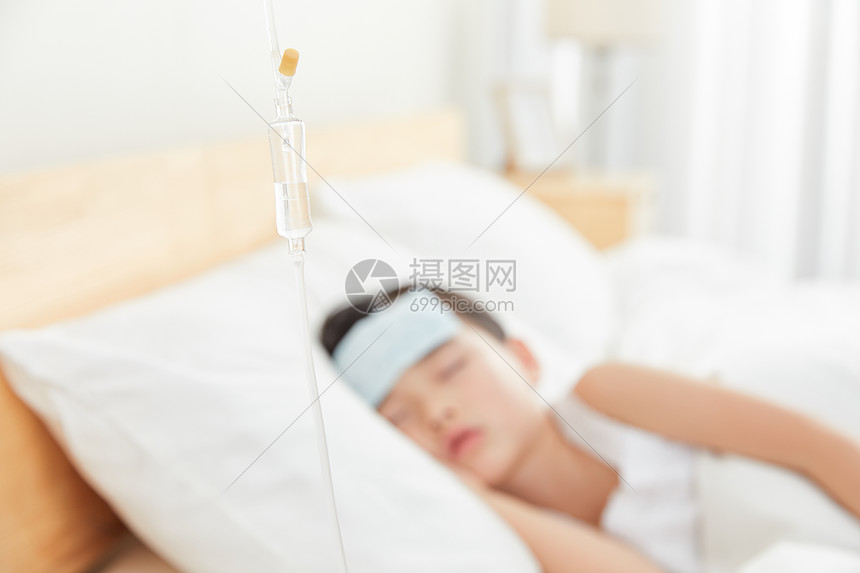 小女孩高烧打点滴