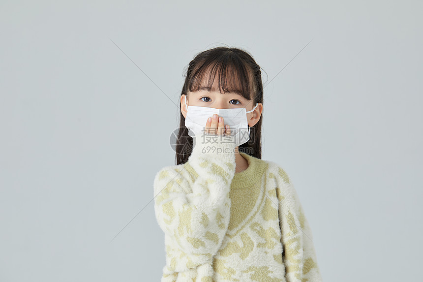 小女孩戴口罩